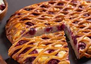 Пирог с творогом и вишней, 1 кг